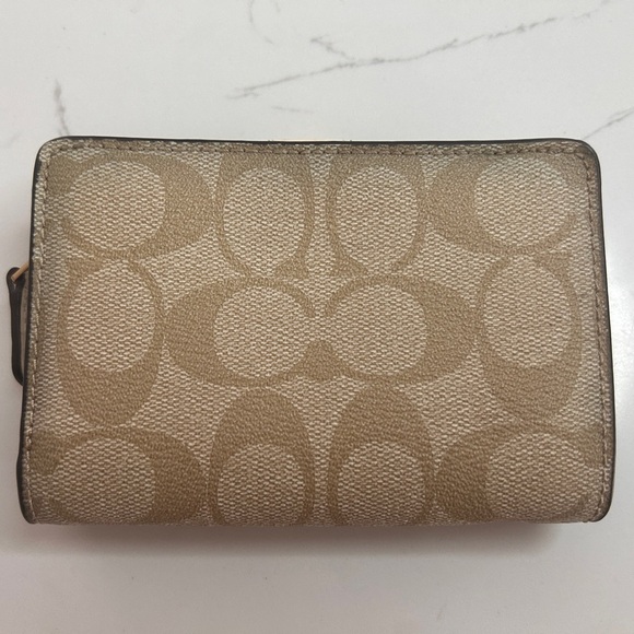 Coach Corner Zip Wallet in Signature- Like New - Picture 7 of 16